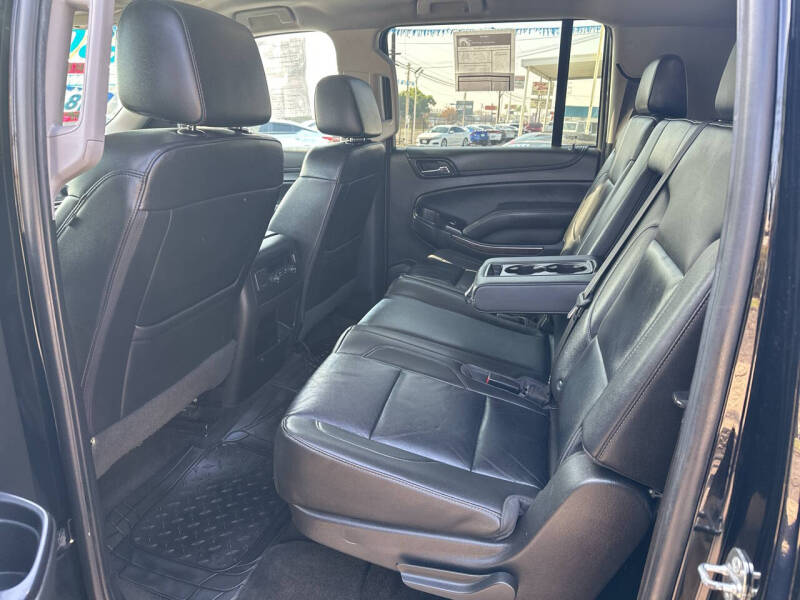 2018 Chevrolet Suburban LT photo 17