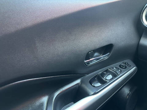 2019 Nissan Kicks SR