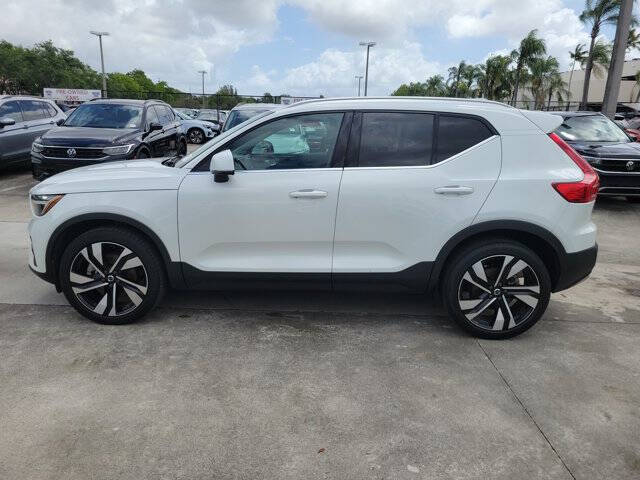 2023 Volvo XC40 B5 Plus Bright Theme