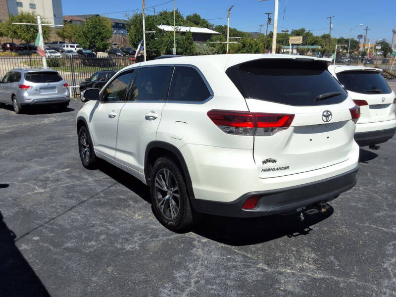 2018 Toyota Highlander LE photo 4