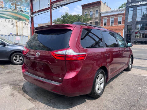 2015 Toyota Sienna LE 8-Passenger