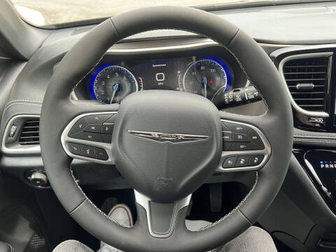 2025 Chrysler Pacifica Select