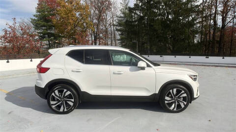 2025 Volvo XC40 B5 Plus Bright Theme