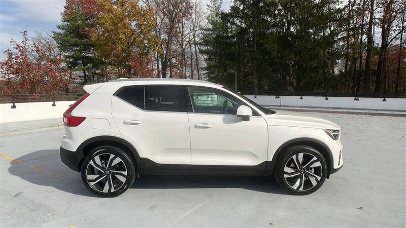 2025 Volvo XC40 B5 Plus Bright Theme