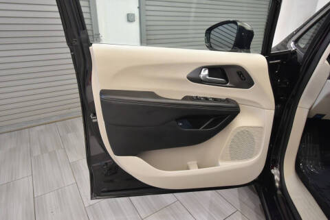 2024 Chrysler Pacifica Plug-In Hybrid Select