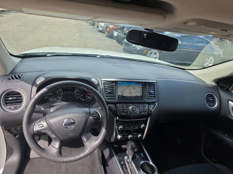 2017 Nissan Pathfinder SV