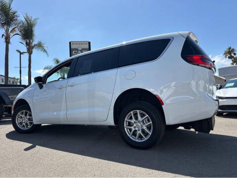 2024 Chrysler Pacifica Touring