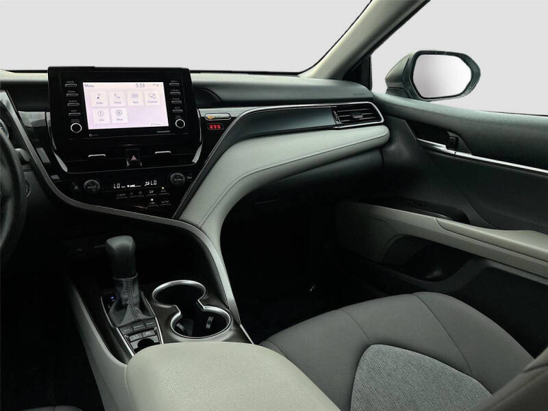 2022 Toyota Camry Hybrid LE