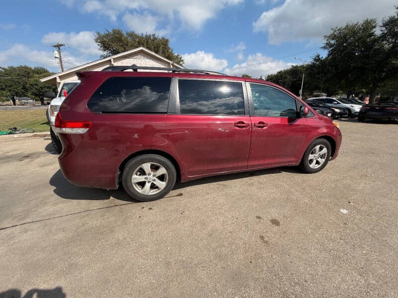 2014 Toyota Sienna LE 8-Passenger
