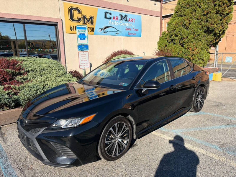 2019 Toyota Camry SE's photo