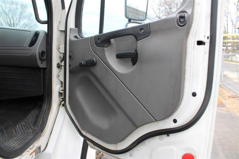 2013 Freightliner M2 106