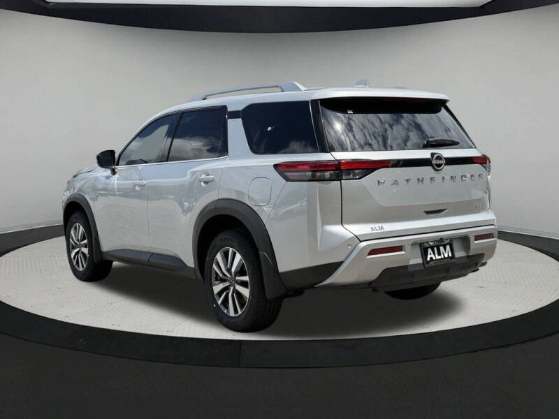 2025 Nissan Pathfinder SL