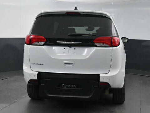 2025 Chrysler Voyager LX