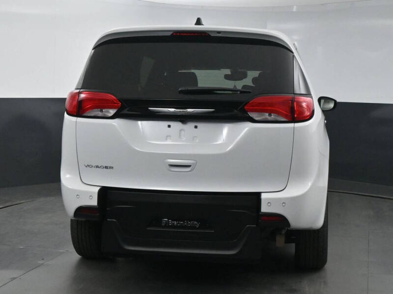 2025 Chrysler Voyager LX