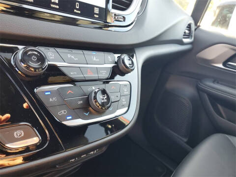 2025 Chrysler Voyager LX