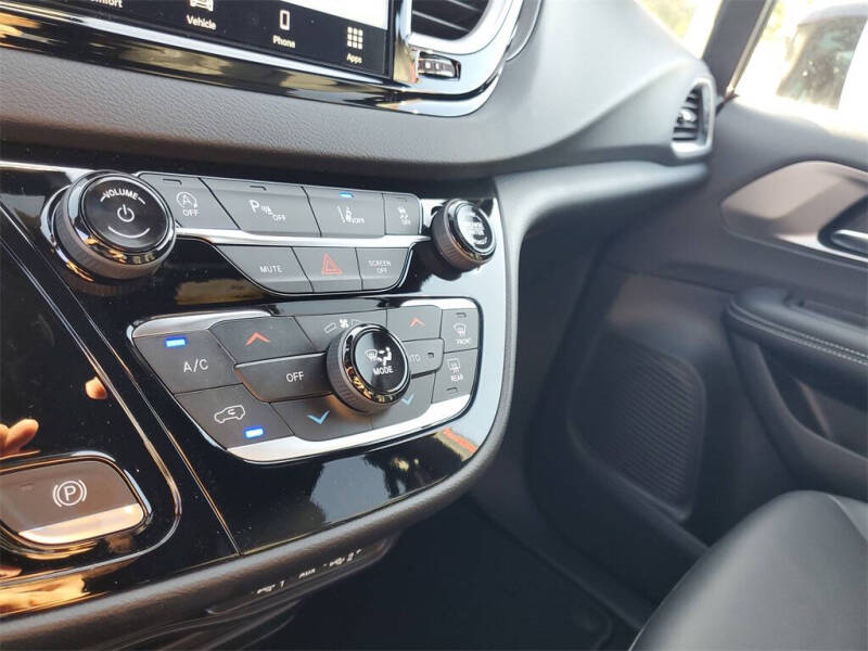 2025 Chrysler Voyager LX