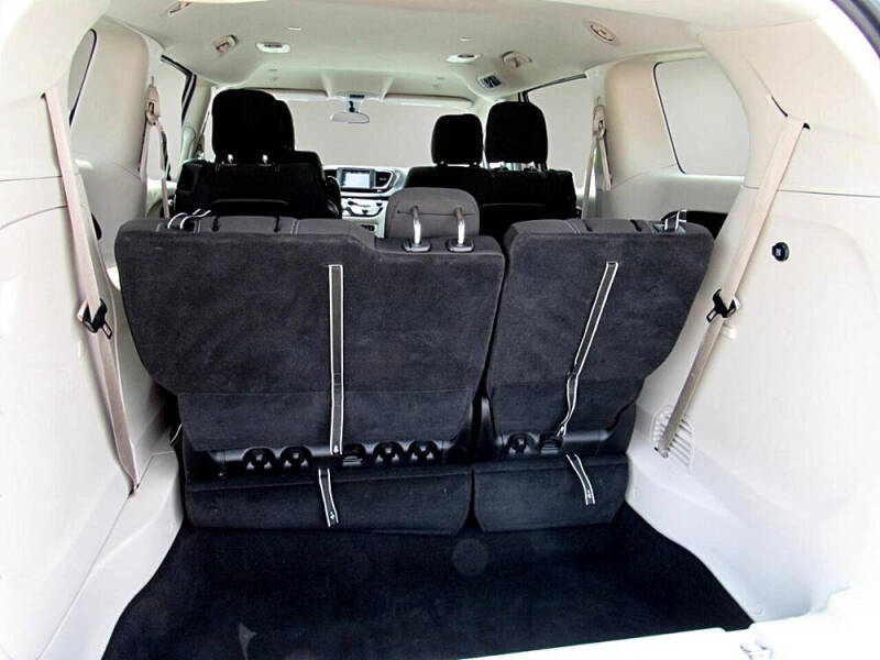 2022 Chrysler Voyager LX