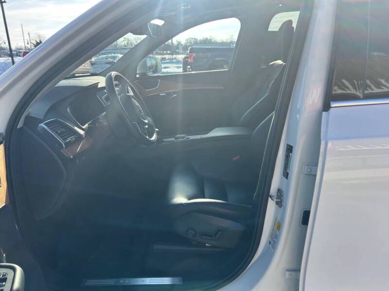 2022 Volvo XC90 T6 Momentum 7-Passenger