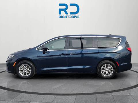 2025 Chrysler Pacifica Select