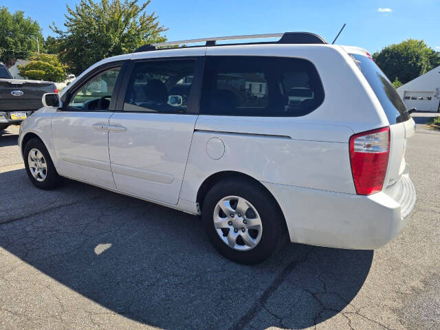 2009 Kia Sedona for sale at QUEENSGATE AUTO SALES in York, PA