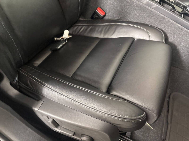 2024 Volvo XC40 B5 Ultimate Dark Theme