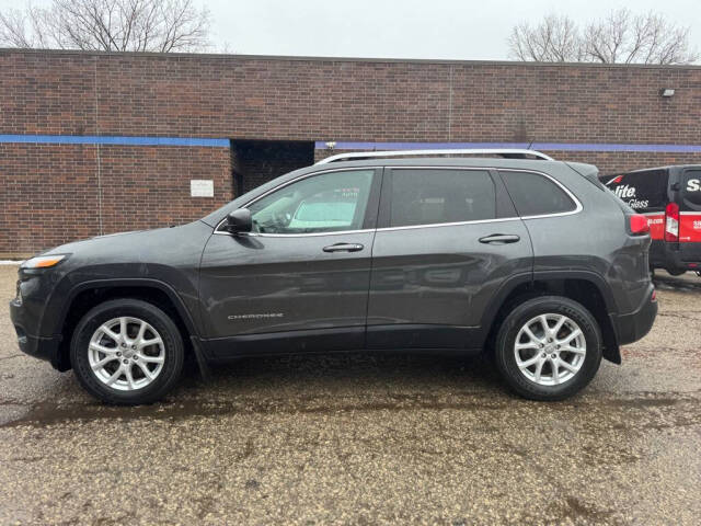 2015 Jeep Cherokee for sale at Whi-Con Auto Brokers in Shakopee, MN