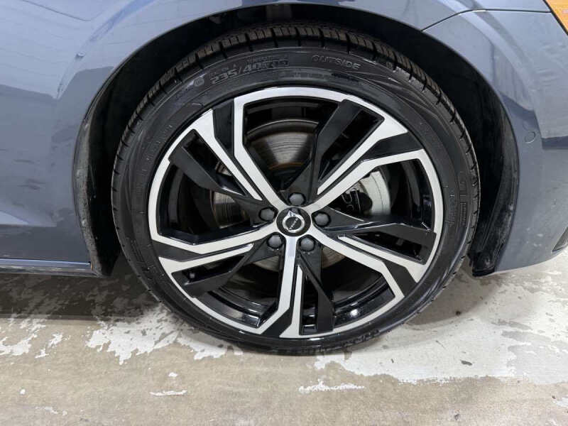 2024 Volvo S60 B5 Plus Dark Theme