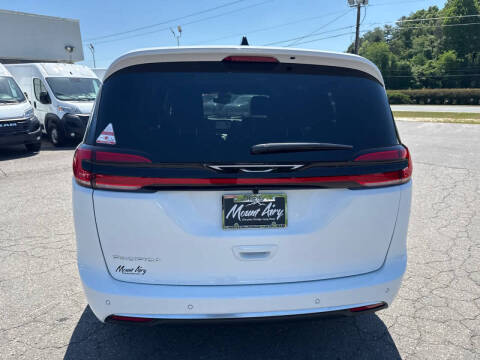 2027 Chrysler Pacifica Select