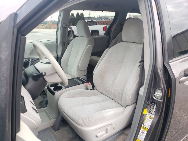2013 Toyota Sienna LE 7-Passenger