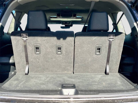2022 Honda Pilot Touring w/Rear Captain's Chairs