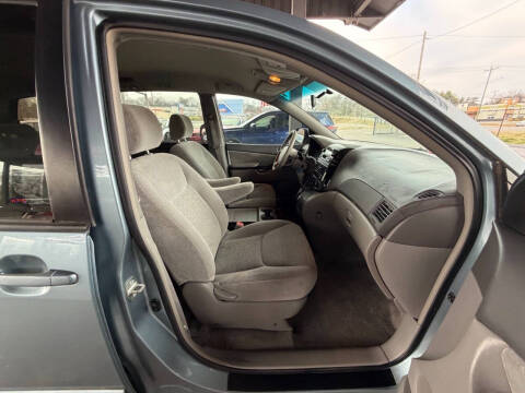 2005 Toyota Sienna LE 8 Passenger