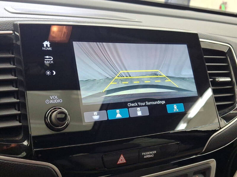 2019 Honda Pilot Touring w/Rear Captain's Chairs