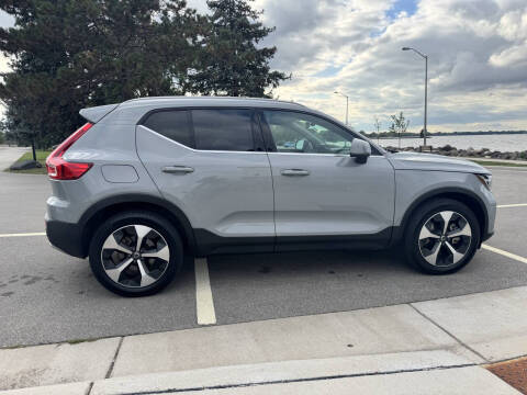 2024 Volvo XC40 B5 Plus Bright Theme