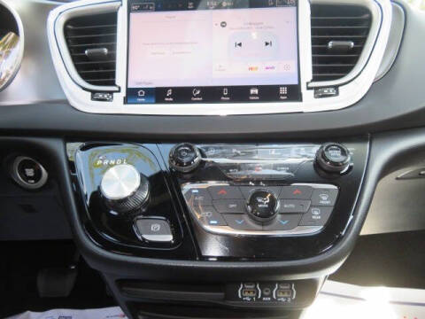 2025 Chrysler Voyager LX