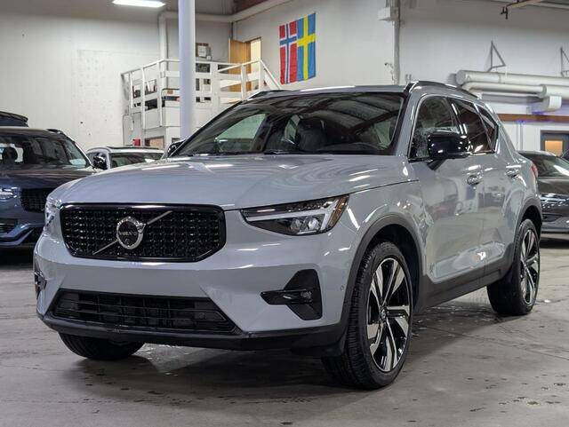 2025 Volvo XC40 B5 Plus Dark Theme
