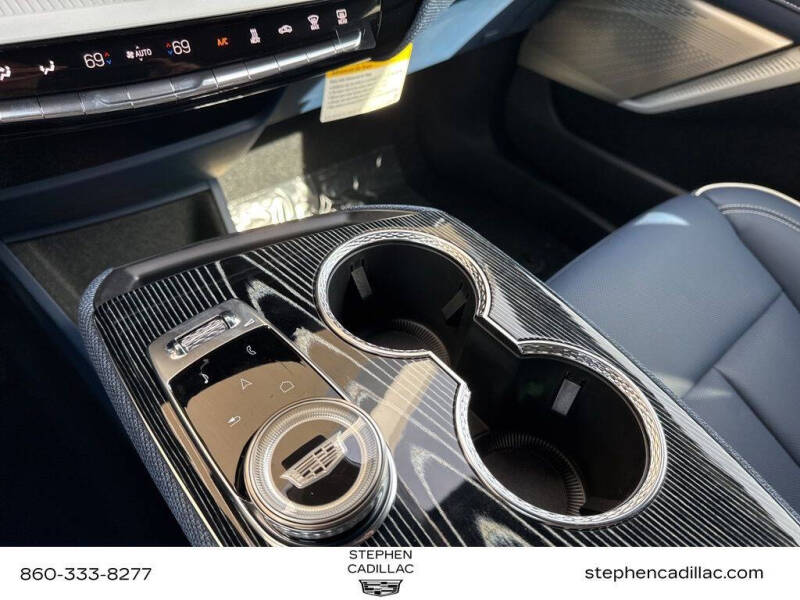 2025 Cadillac OPTIQ Luxury 2