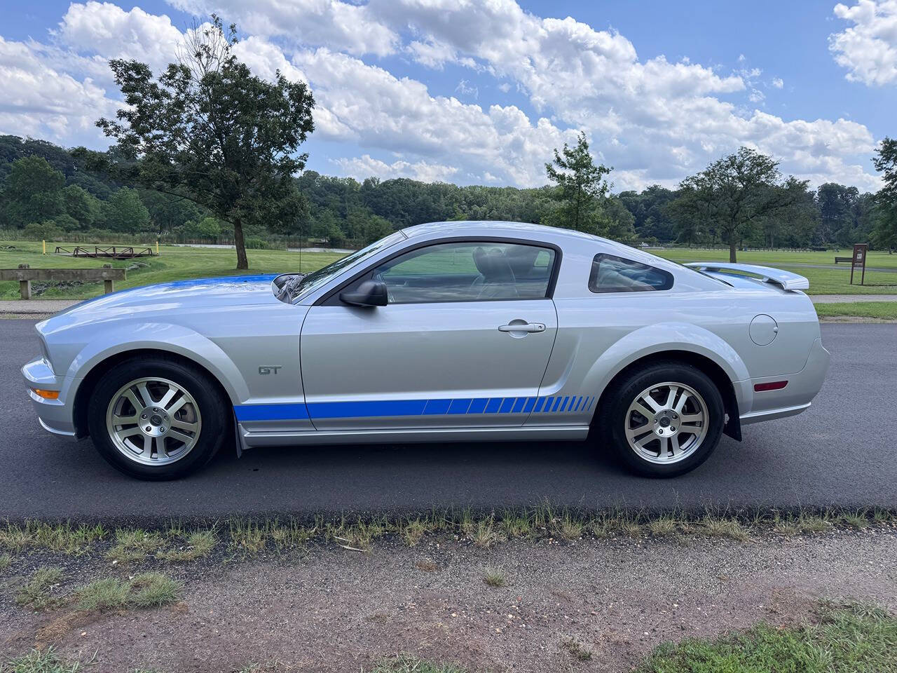 2005 Ford Mustang 25