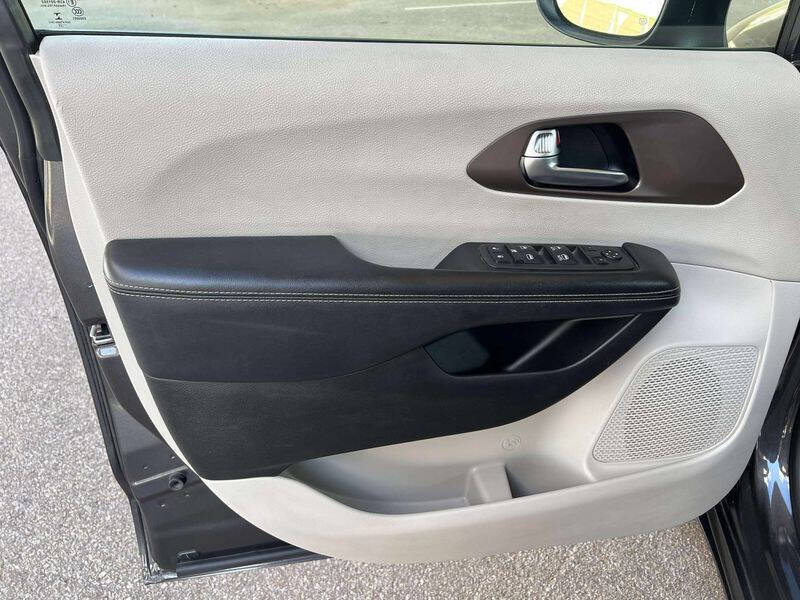 2022 Chrysler Voyager LX