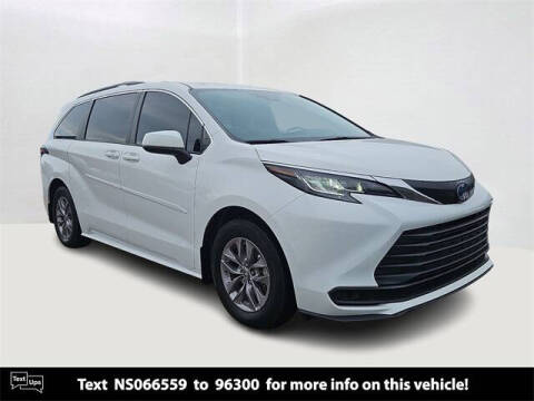 2022 Toyota Sienna LE 8-Passenger