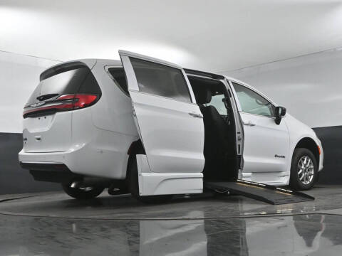 2025 Chrysler Pacifica Select