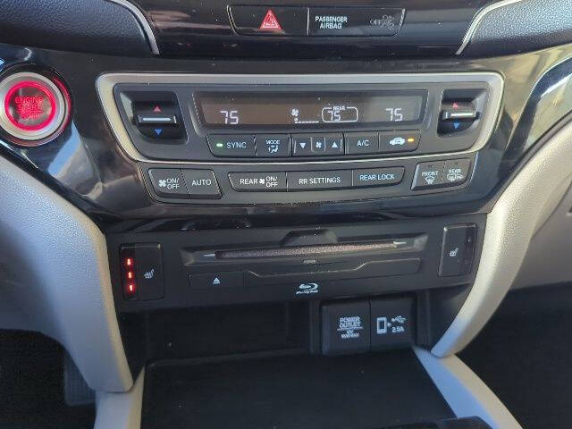 2022 Honda Pilot Touring w/Rear Captain's Chairs