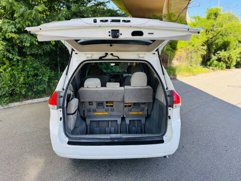 2011 Toyota Sienna LE 8-Passenger