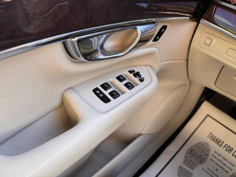 2017 Volvo XC90 T6 Momentum