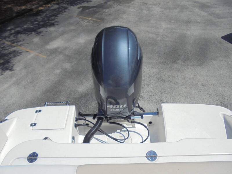 2017 Robalo R222