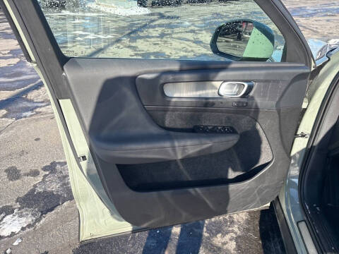 2025 Volvo XC40 B5 Plus Bright Theme