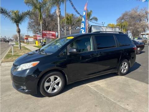 2017 Toyota Sienna for sale at Dealers Choice Inc in Farmersville CA