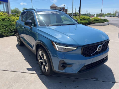 2023 Volvo XC40 B5 Plus Dark Theme