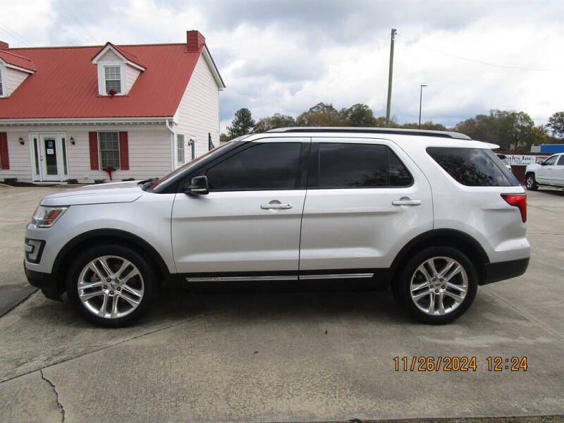 2017 Ford Explorer XLT photo 1