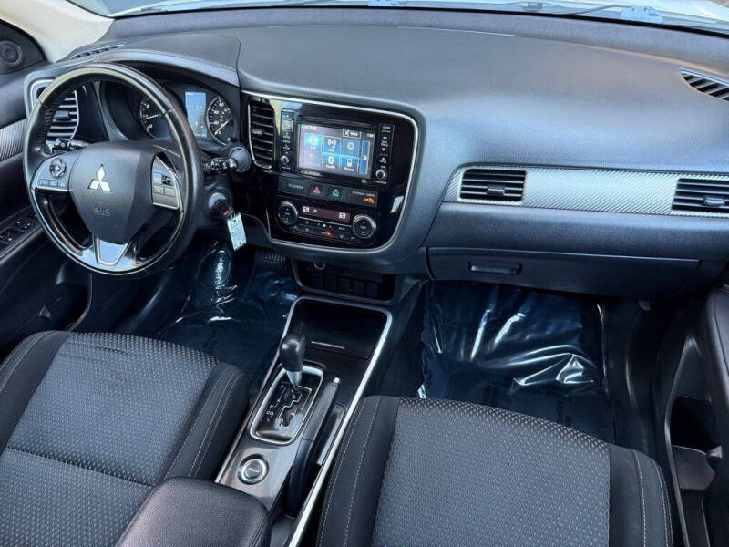 2017 Mitsubishi Outlander ES