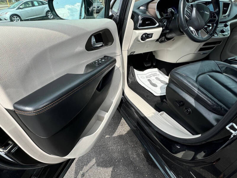2017 Chrysler Pacifica Touring-L